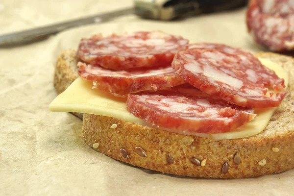 Simplemente sándwich con salchichas ahumadas secas lonchas y queso — Foto de Stock