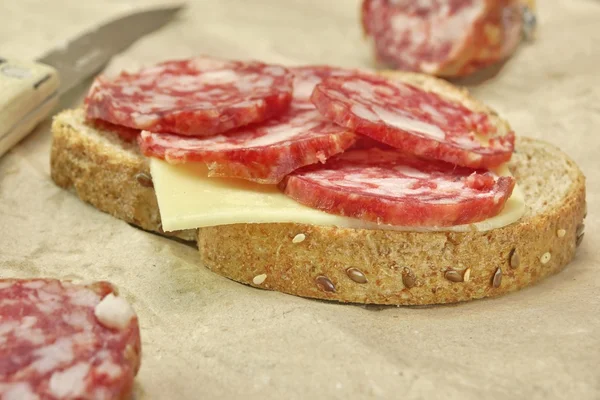 Simplemente sándwich con salchichas ahumadas secas lonchas y queso — Foto de Stock