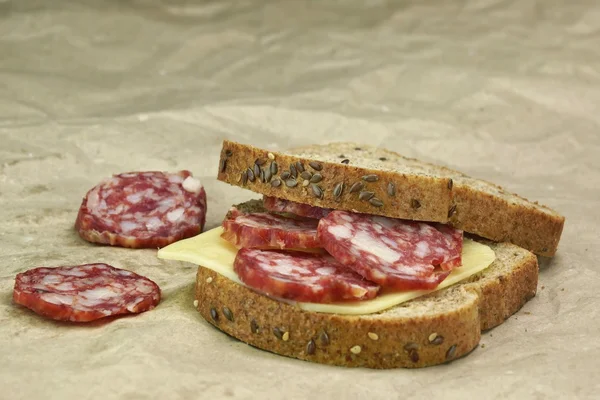 Sandviç ile kurutulmuş tütsülenmiş sosis dilimleri ve peynir — Stok fotoğraf