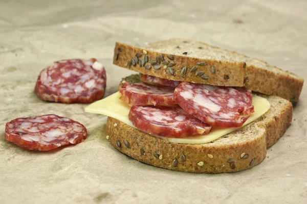 Сэндвич с сушеными копчеными сосисками и сыром — стоковое фото