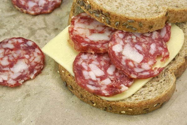 Сэндвич с сушеными копчеными сосисками и сыром — стоковое фото