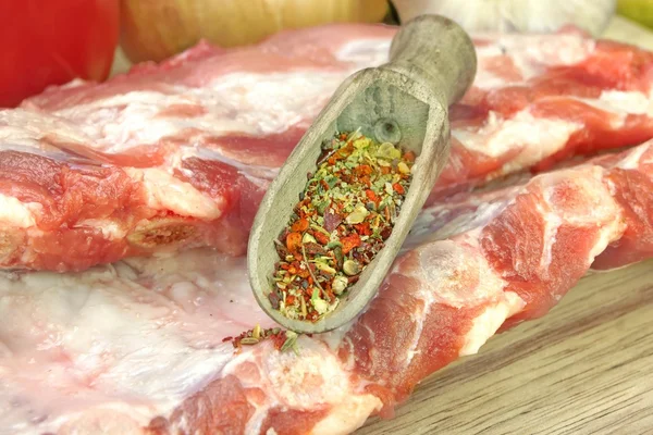 Raw Spare Ribs On Wood Cutting Board With Spices — Stock Photo, Image