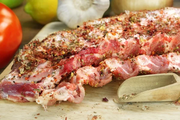 Raw Spare Ribs On Wood Cutting Board With Spices — Stock Photo, Image