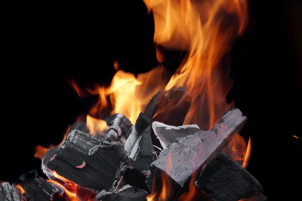 Hořící dřevo a uhlí Close-up pozadím — Stock fotografie