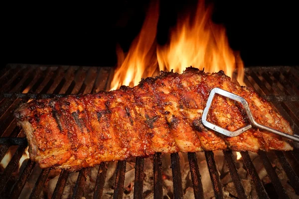 BBQ pieczeń Baby powrotem wieprzowe żeberka zbliżenie na gorący Grill — Zdjęcie stockowe