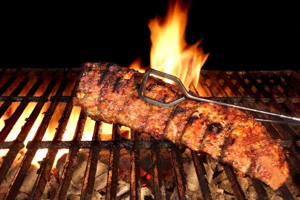 BBQ pečené Baby zadní vepřové žebírka Close-up na rozpáleném grilu — Stock fotografie