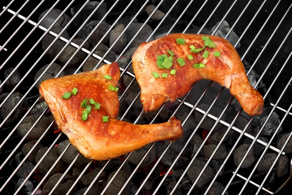 Two Tasty Chicken Quarters Pe Fierbinte BBQ Grill — Fotografie, imagine de stoc