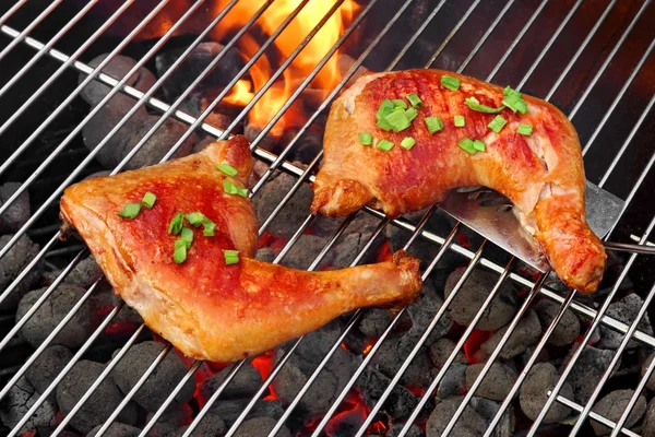 Dois quartos de frango saborosos na churrasqueira quente — Fotografia de Stock