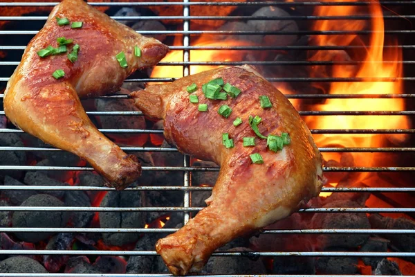 Dois quartos de frango saborosos na churrasqueira quente — Fotografia de Stock