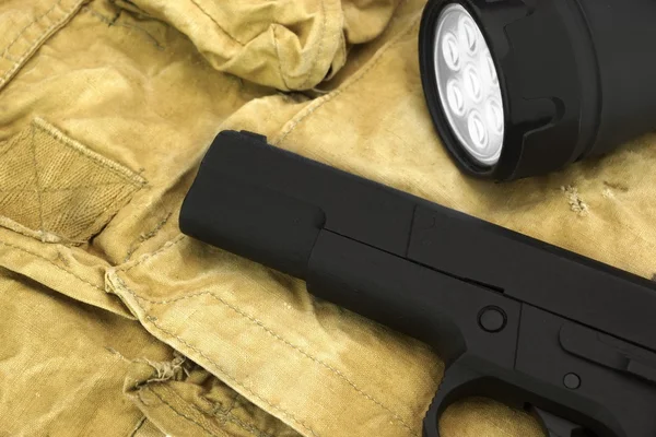 Handgun e Led Tourchlight na mochila — Fotografia de Stock