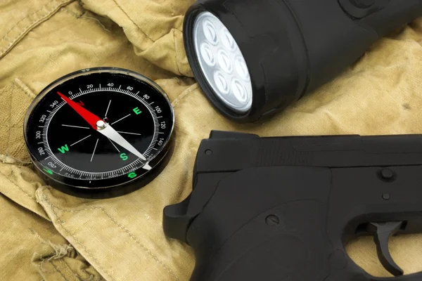 Pistolet, kompas i diody Led Tourchlight na plecak — Zdjęcie stockowe