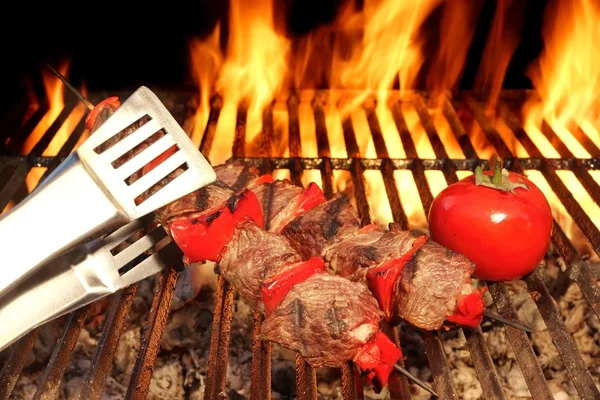 Língua segure churrasco carne shish Kebab com legumes na Fla quente — Fotografia de Stock