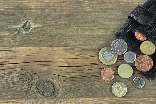 Open mężczyzn czarny skórzany portfel z brytyjskiego różnych monet — Zdjęcie stockowe