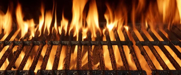 Empty Barbecue Grill Close-up With Bright Flames — Stock Photo, Image