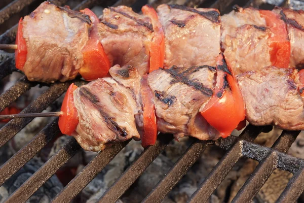 BBQ Beef Kebabs Mixed With Vegetables On The Hot Charcoal Grill — Stock Photo, Image