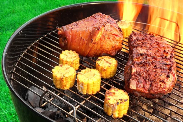 BBQ-Grill mit Schweineeisbein-Brisket und Maisringen — Stockfoto