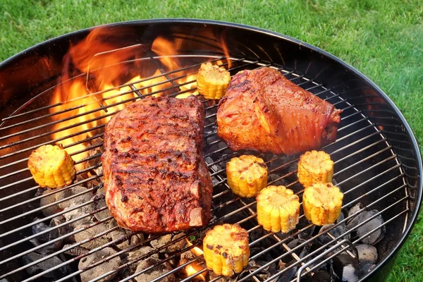 BBQ-Grill mit Schweineeisbein-Brisket und Maisringen — Stockfoto