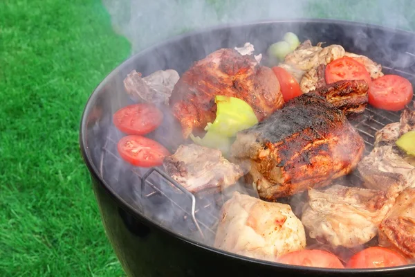 Fleisch und Gemüse mischen sich auf dem heißen Grill — Stockfoto
