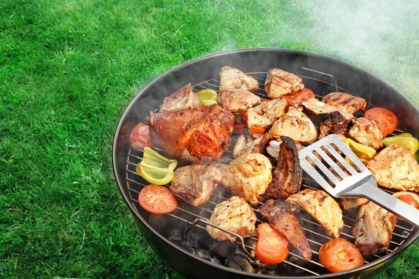 BBQ assortiti carne e verdure sulla griglia fiammeggiante calda — Foto Stock
