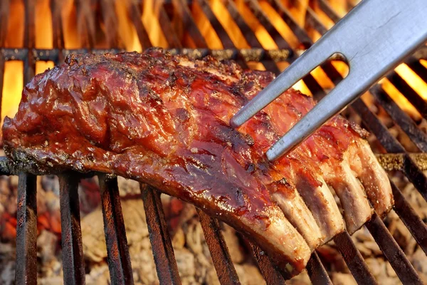 Sertés tarja a forró lángoló barbecue Grill — Stock Fotó