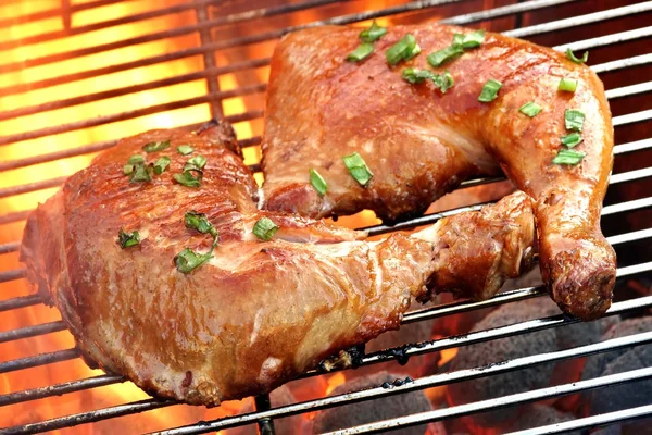 Detail ze dvou Bbq kuřecí stehýnka, na horké hořící grilu — Stock fotografie