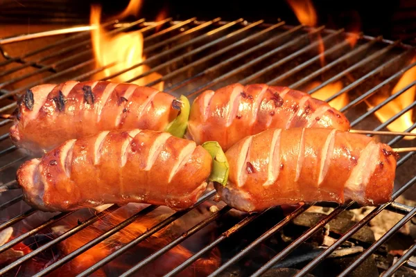 Embutidos grasos en la barbacoa caliente a la parrilla de carbón en llamas — Foto de Stock