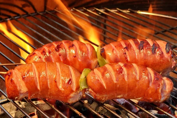 Szaszłyki z tłustych kiełbasa na gorąco Bbq Grill płonące — Zdjęcie stockowe