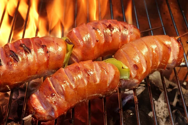 Dos brochetas con salchicha en la barbacoa caliente Flaming Grill — Foto de Stock