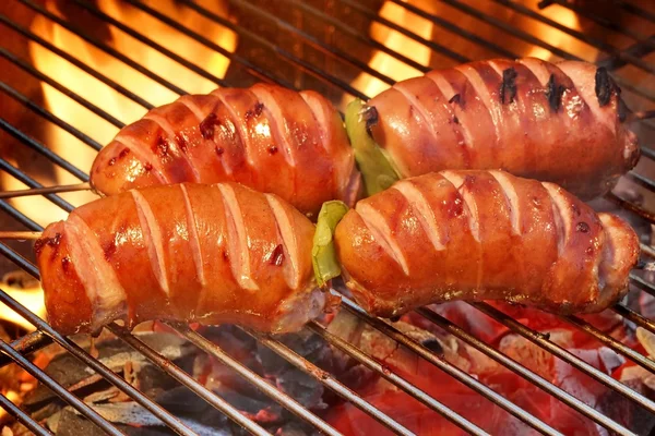 Deux brochettes avec saucisse sur le barbecue chaud grill flamboyant — Photo
