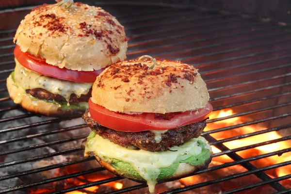 Nahaufnahme von hausgemachten Burgern auf heißem Grill — Stockfoto