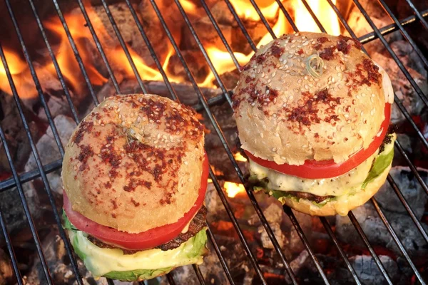 Zbliżenie domowe hamburgery na gorący grilla — Zdjęcie stockowe