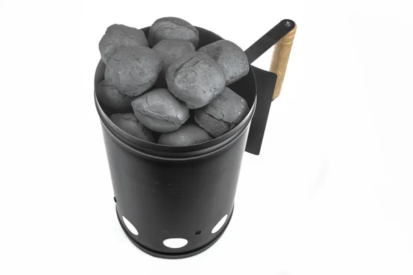 Démarreur de flamme de charbon de barbecue grill avec briquettes de charbon isolé — Photo