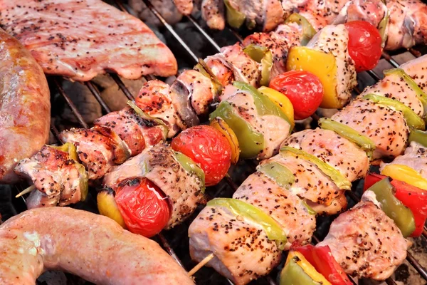 Surtido de carne asada con verduras en barbacoa a la parrilla llameante — Foto de Stock