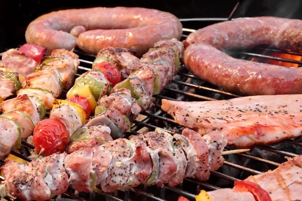 Асорті Смажене м'ясо з овочами на барбекю Фламінго гриль — стокове фото