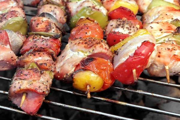 Surtido de carne asada con verduras en barbacoa a la parrilla llameante — Foto de Stock