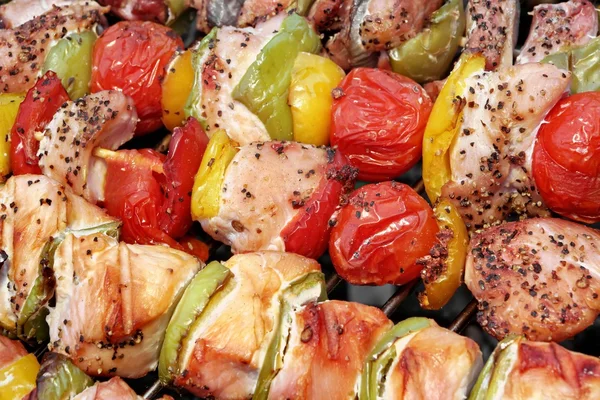 Inne mięso palona z warzyw na płonące grilla — Zdjęcie stockowe