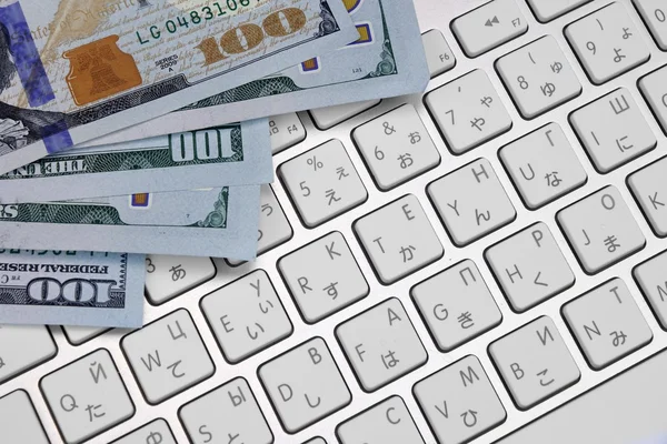 Primo piano di Dollaro in contanti sulla tastiera del computer — Foto Stock