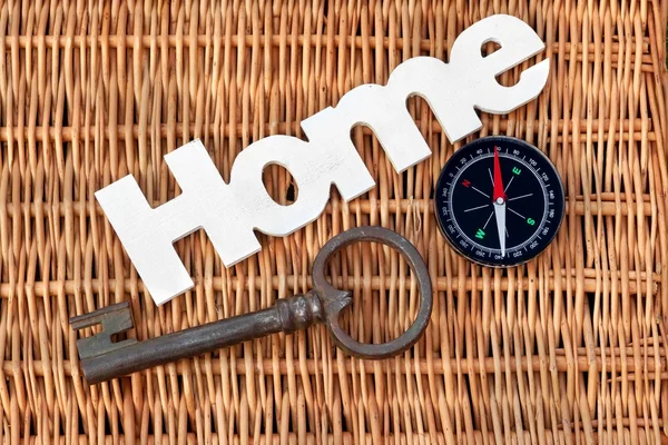 Деревянный знак дома, старый винтажный ключ и компас — стоковое фото