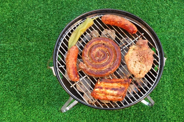 Assorted Meet Products On Hot BBQ Grill. Vista ad angolo alto — Foto Stock