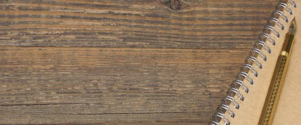 Notizblock mit goldenem Füller auf dem alten Holztisch — Stockfoto