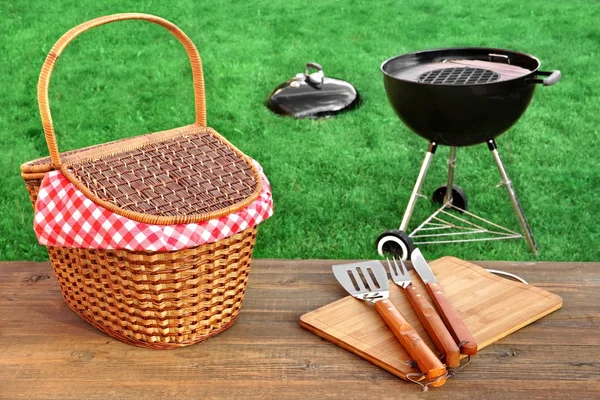 Picknick im Freien oder Grillparty im Sommer — Stockfoto
