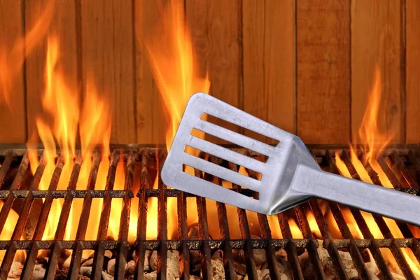Špachtle Close-up na horké hořící Bbq grilu — Stock fotografie