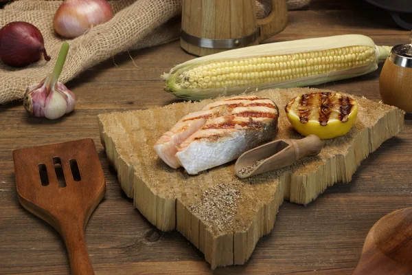Одномісний барбекю на грилі стейк лосося на дерев'яні дошки — стокове фото