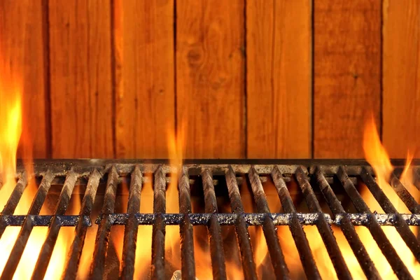 Empty BBQ Flaming Grill And Wood Wall In The Background — Stock Photo, Image