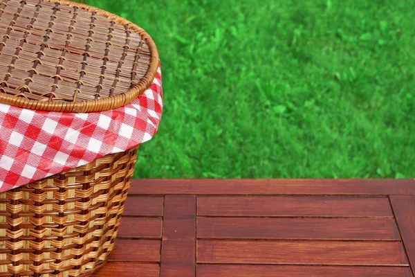 屋外の素朴な木製のテーブルのクローズ アップのピクニック バスケット — ストック写真