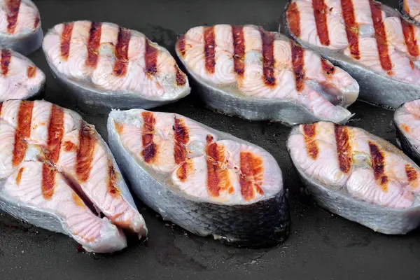 Bifes de salmão grelhados na panela quente — Fotografia de Stock