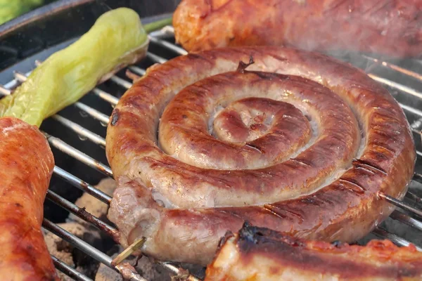 Close-up van vlees assortiment op hete Bbq Grill — Stockfoto