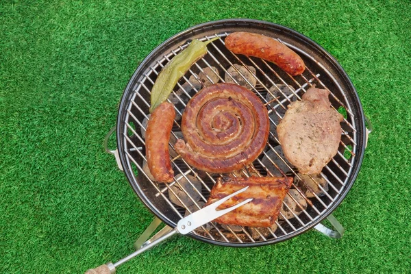 Assorted Meet Products On Hot BBQ Grill. Vista ad angolo alto — Foto Stock