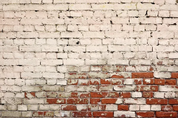 Zepsuty stary murowanie z czerwonej cegły białe i uszkodzenia tynku — Zdjęcie stockowe