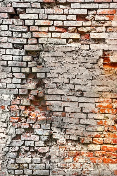 A piros fehér tégla és vakolat sérült törött régi kőművesség — Stock Fotó